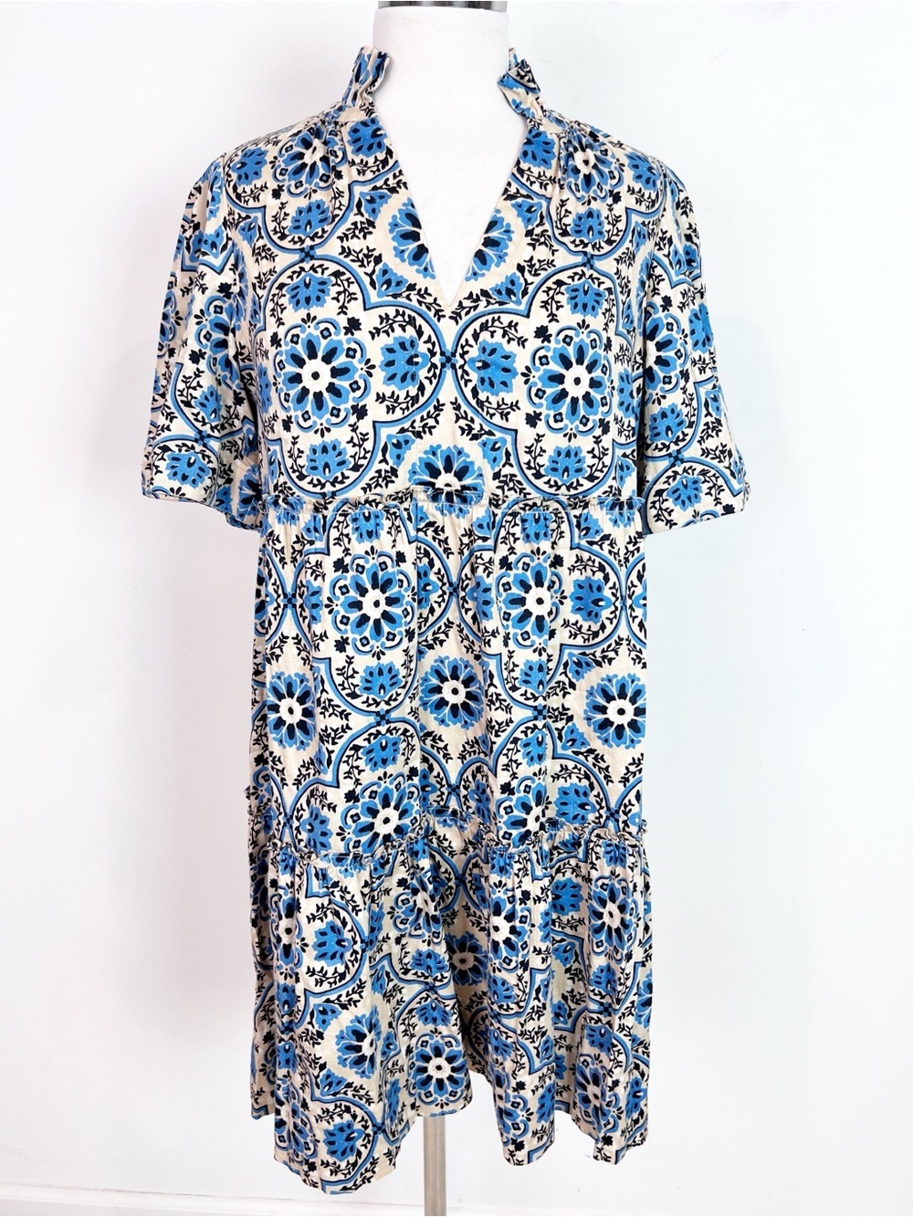 TUCKERNUCK OFF-WHITE BLUE NAVY FLORAL GOLDEN MEDALLION CRAWFORD DRESS MEDIUM